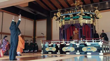 Perdana Menteri Jepang Shinzo Abe (kiri) memimpin sorakan 'banzai' kepada Kaisar Naruhito dalam upacara penobatan di Istana Kekaisaran, Tokyo, Jepang, Selasa (22/10/2019). Naruhito resmi menjadi Kaisar Jepang setelah melalui ritual penobatan. (Pool via AP)