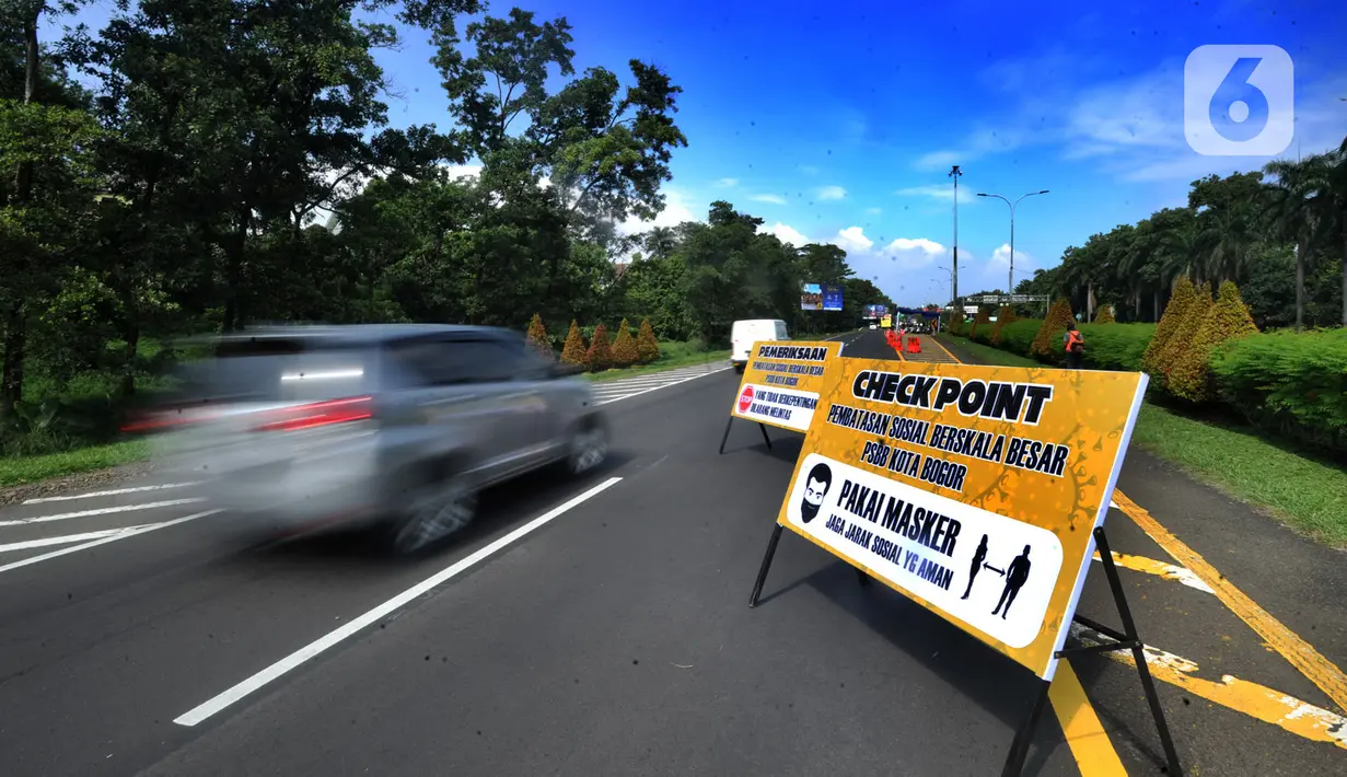 Papan pengumuman pemberlakuan PSBB terpasang di pintu keluar Tol Jagorawi di Baranangsiang, Bogor, Rabu (15/4/2020). Pemerintah telah resmi menerapkan Pembatasan Sosial Berskala Besar (PSBB) di wilayah Bogor per hari ini dalam rangka percepatan penanganan COVID-19. (merdeka.com/Arie Basuki)
