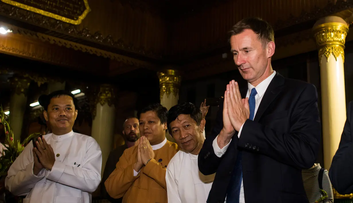 Menteri Luar Negeri Inggris, Jeremy Hunt berdoa ketika mengunjungi Pagoda Shwedagon di Yangon, Rabu (19/9). Hunt tiba di Myanmar untuk mengunjungi pusat krisis Rohingya dan menemui pemimpin de facto Aung San Suu Kyi. (Ye Aung THU / POOL / AFP)