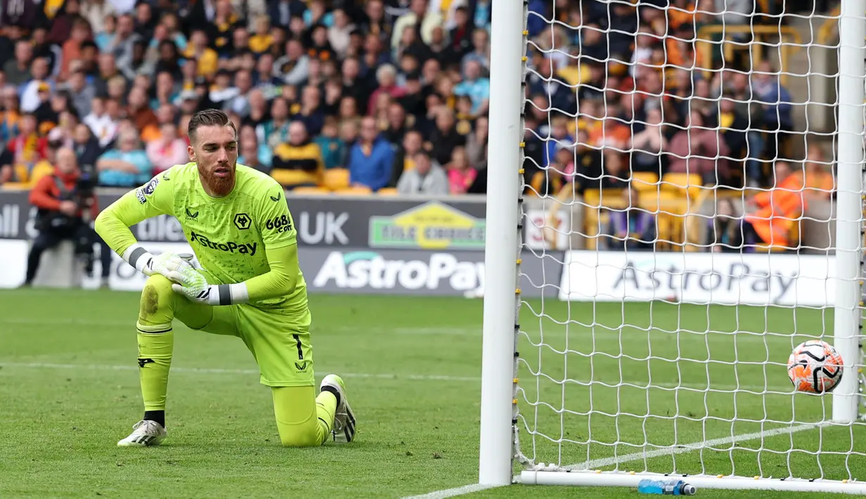 Reaksi kecewa kiper Wolverhampton Wanderers, Jose Sa setelah keboolan gol ketiga saat mengadapi Liverpool lewat gol bunuh diri rekannya, Hugo Bueno yang berusaha memblok tendangan Harvey Elliott pada laga pekan kelima Premier League 2023/2024 di Molineux Stadium, Wolverhampton, Sabtu (16/9/2023) malam WIB. (AFP/Adrian Dennis)