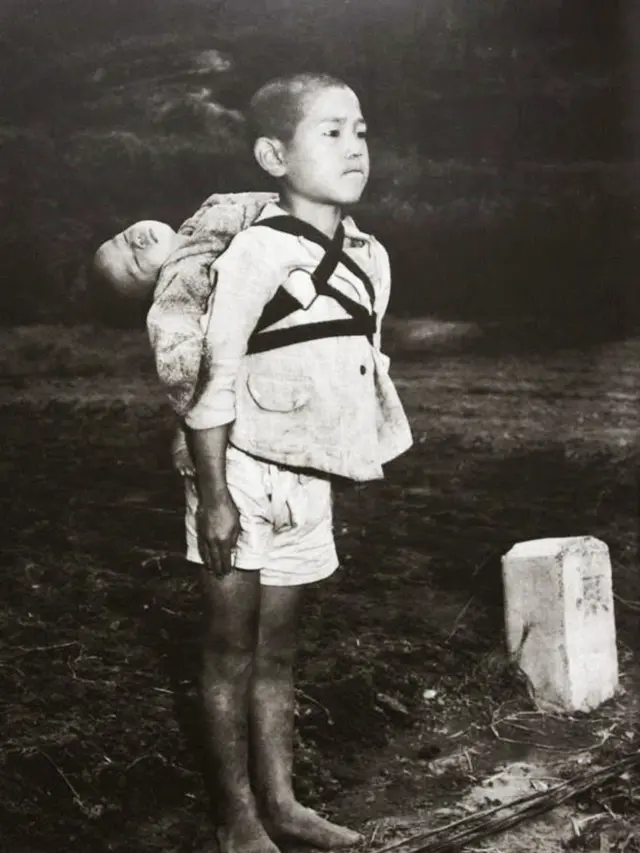 Foto bocah Jepang korban bom atom yang diambil fotografer Korps Marinir Amerika Serikat (US Marine) Joe O'Donnell.