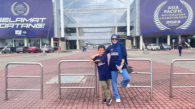 7 Potret Kompak Okie Agustina dan Miro Materazzi, Putra Tunggalnya dengan Gunawan Dwi Cahyo