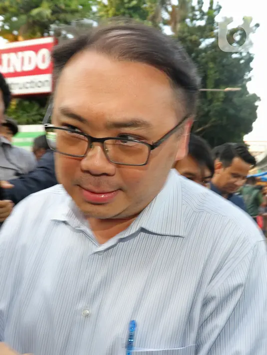 Direktur Utama PT Sinarmas Asset Management Alex Setyawan usai menjalani pemeriksaan di gedung Jampidsus Kejaksaan Agung, Rabu (15/1/2020). Alex Setyawan diperiksa sebagai saksi dalam kasus dugaan korupsi pengelolaan keuangan dan dana investasi PT Asuransi Jiwasraya. (Liputan6.com/Herman Zakharia)