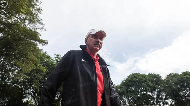 Gaya Rileks Alfred Riedl saat Melatih Timnas Indonesia