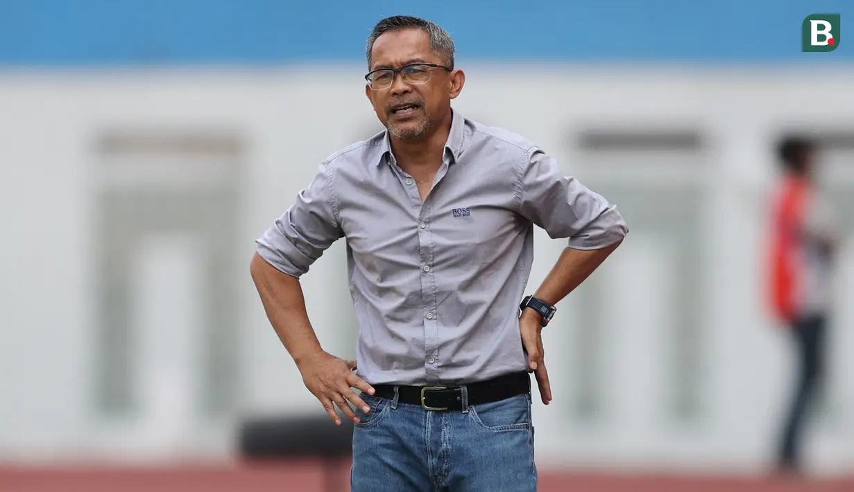 <p>Pelatih Persikabo 1973, Aji Santoso, memberikan instruksi kepada para pemainnya dalam pertandingan pekan ke-9 BRI Liga 1 2023/2024 melawan Madura United yang berlangsung di Stadion Wibawa Mukti, Sabtu (20/8/2023). (Bola.com/Abdul Aziz)</p>