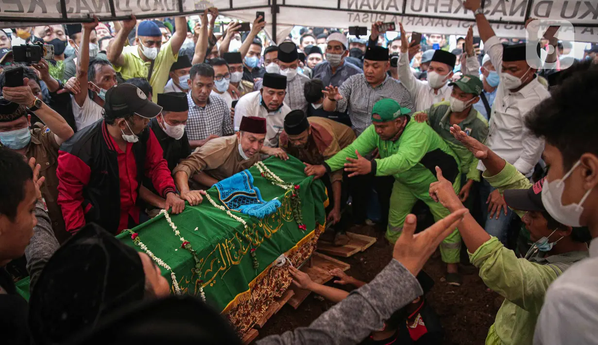 Suasana pemakaman almarhum Abraham Lunggana atau Haji Lulung di TPU Karet Bivak, Jakarta, Selasa (14/12/2021). Lulung dikabarkan menghembuskan nafas terakhir pada pukul 10.51 WIB di RS Harapan Kita, Jakarta. (Liputan6.com/Faizal Fanani)