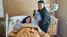 Pasangan Judika dan Duma Riris sedang berbahagia dengan kelahiran anak ketiga mereka, seorang bayi laki-laki, pada Jumat, 29 November 2024. Proses persalinan berlangsung secara normal, dan Judika turut mendampingi Duma selama momen tersebut. (Liputan6.com/IG/@/jud1ka)