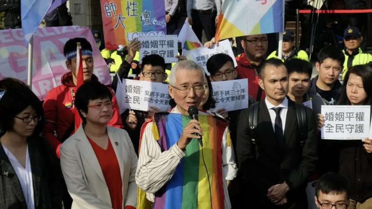 Aktivis veteran gay, Chi Chia-wei, yang mendaftarkan kasus pernikahan sesama jenisnya. (AFP)