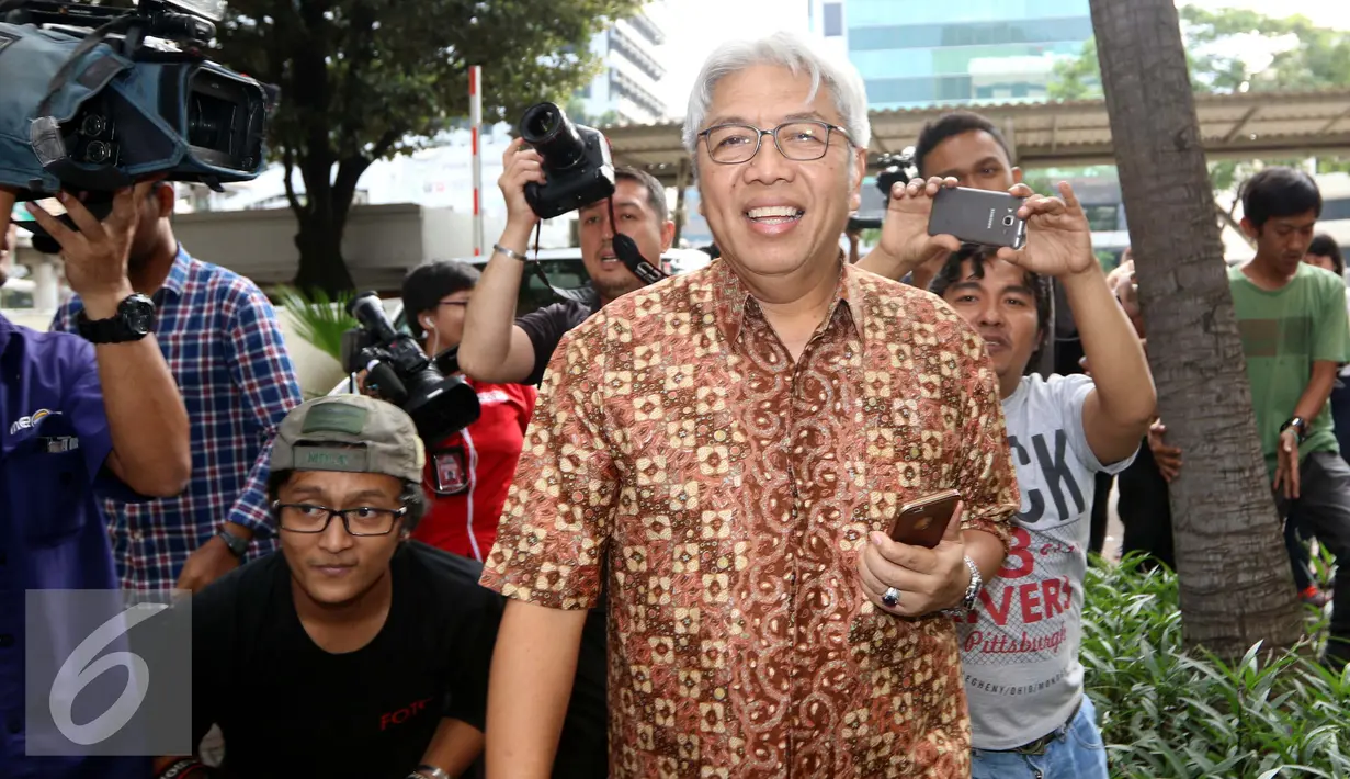Dirjen Minerba Kementerian ESDM Bambang Gatot Ariyono diburu wartawan usai diperiksa KPK, Jakarta, Jumat (16/9). Bambang diperiksa sebagai saksi untuk tersangka Gubernur Sultra Nur Alam. (Liputan6.com/Helmi Afandi)