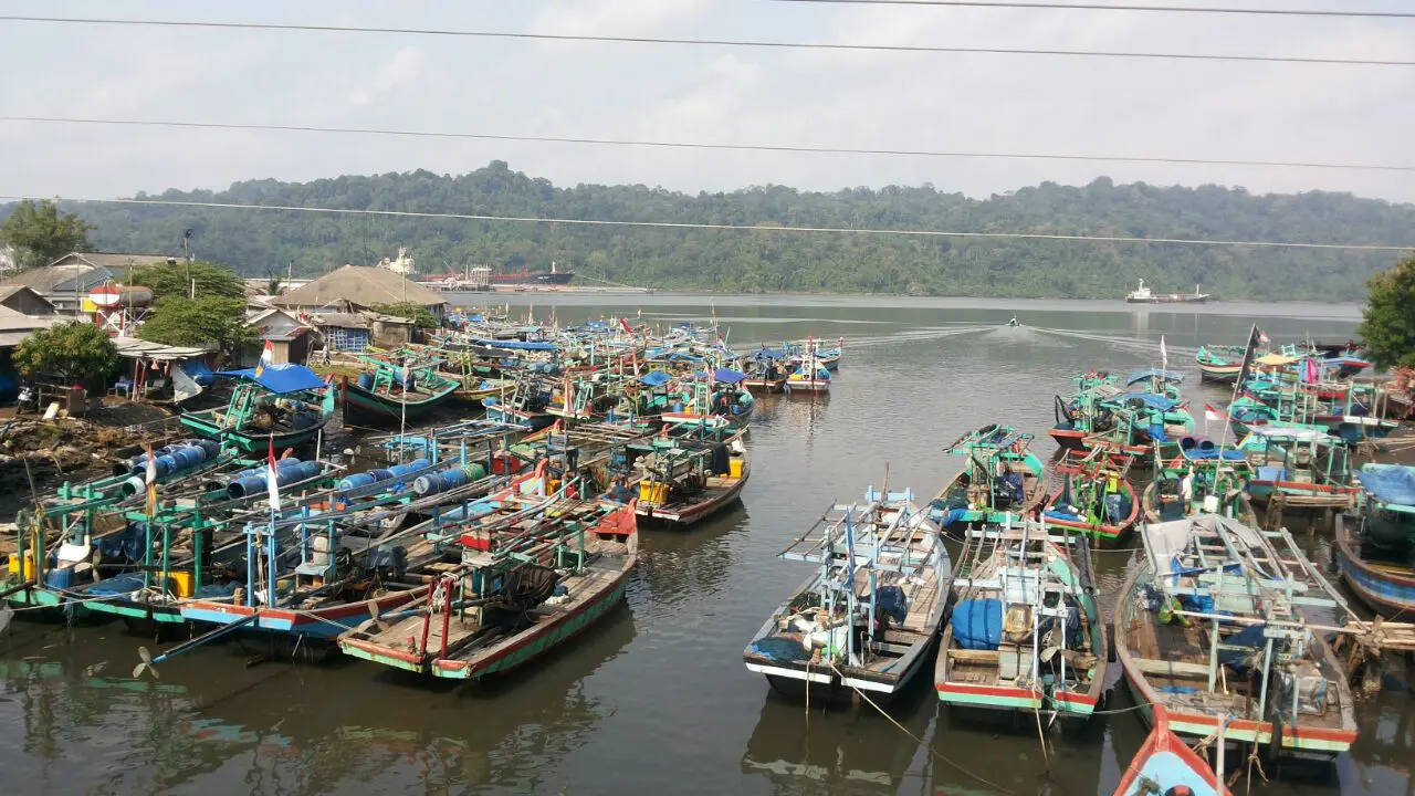 Pelindo III akan memulai proses pembenahan dengan menggeser kapal-kapal nelayan yang selama ini terparkir di Pelabuhan Tegal.