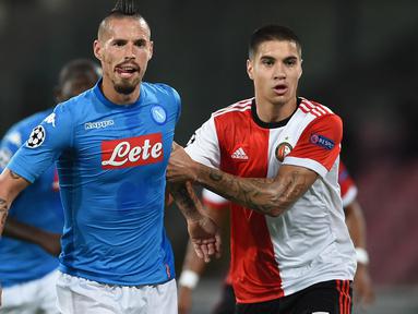 Kevin Diks (kanan) lahir di Apeldoorn, Belanda, 6 Oktober 1996. Darah Maluku, Indonesia, mengalir di dalam tubuhnya yang berasal dari kakek dan neneknya. (AFP/Filippo Monteforte)