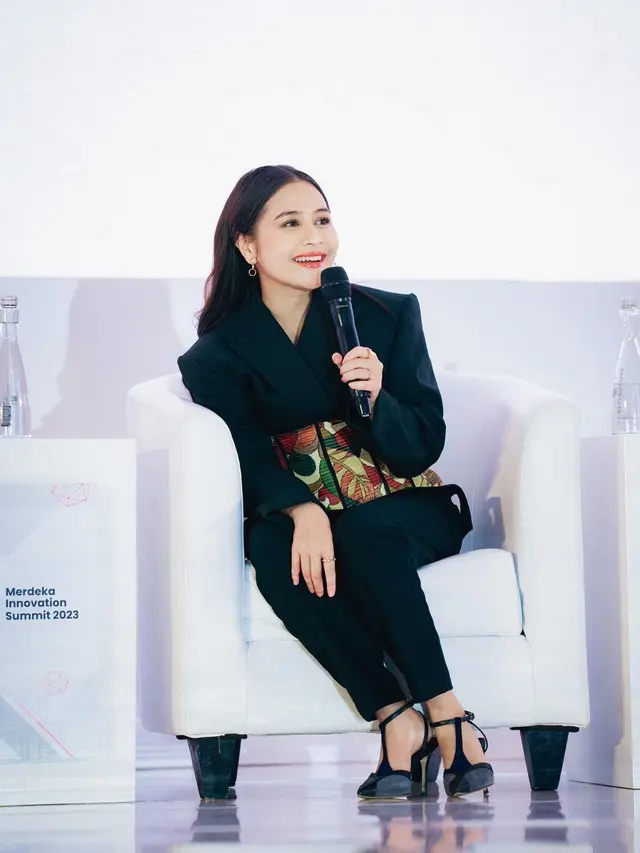 8 Inspirasi Outfit Formal Prilly Latuconsina untuk ke Kantor, Selalu Berkelas!