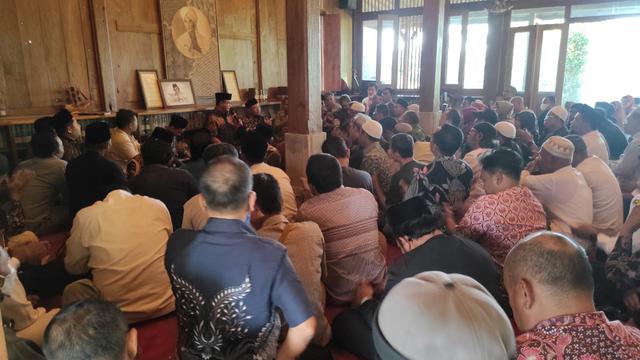 Ratusan Warga dari Berbagai Daerah di Pulau Jawa Datangi Rumah Anies Baswedan.