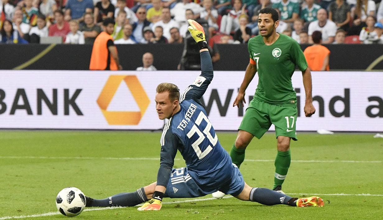 Kiper Jerman, Marc-Andre ter Stegen, gagal menghalau bola saat melawan Arab Saudi pada laga uji coba di Stadion BayArena, Jumat (8/6/2018). Jerman menang 2-1 atas Arab Saudi. (AP/Martin Meissner)