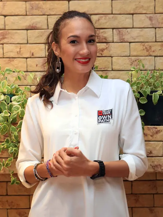 Medan yang cukup ekstrem itu, pemeran film My Trip My Adventure the Movie juga sempat mengalami jatuh. Meski ia mengaku tidak parah dan hanya lecet-lecet. Sebagai perempuan, juga tidak boleh cengeng.  (Deki Prayoga/Bintang.com)