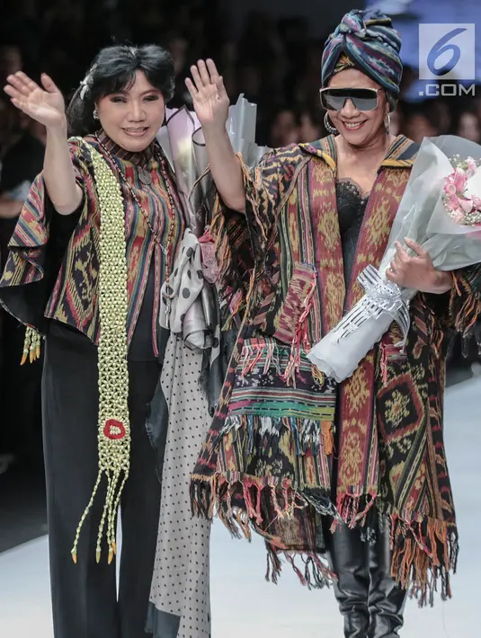 Menteri Kelautan dan Perikanan, Susi Pudjiastuti bersama desainer Anne Avantie seusai berjalan di catwalk memperagakan busana bertajuk Badai Pasti Berlalu pada perhelatan Jakarta Fashion Week 2019 di Sency, Selasa (23/10). (Liputan6.com/Faizal Fanani)