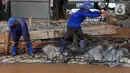 Sejumlah pekerja mengerjakan perbaikan turap Kali Baru, Jakarta, Selasa (16/11/2021). Perbaikan turap sebagai antisipasi meluapnya aliran air yang menyebabkan banjir di kawasan tersebut. (Liputan6.com/Johan Tallo)