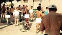 Sekelompok orang menikmati kebebasan bersepeda telanjang berkeliling kota.