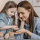 Lewat aktivitas memasukkan uang ke dalam celengan, anak dapat belajar memahami fungsi uang secara sederhana sekaligus mengenal kebiasaan menabung. (Foto/Dok: Pexels)