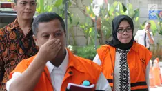 Tersangka Bupati Mojokerto nonaktif Mustofa Kamal Pasa (kiri) dan Wakil Ketua Komisi VII DPR Eni Maulani Saragih (kanan) tiba di Gedung KPK, Jakarta, Jumat (27/7). Mustofa dan Eni kembali diperiksa KPK terkait dugaan korupsi. (Merdeka.com/Dwi Narwoko)