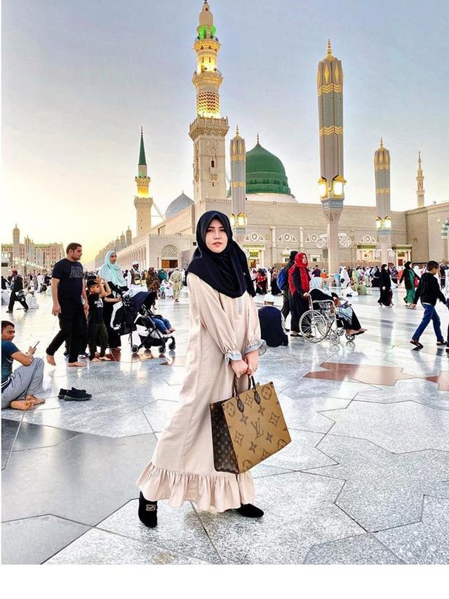 Baru Selesai Umrah, Ini 7 Gaya Via Vallen dalam Balutan Hijab