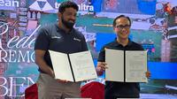 Penandatanganan Redelivery kapal pemasangan kabel bawah laut 'Bentang Bahari' dari PaxOcean (Shipyard) yang diwakili Rahul George Varkey (GM Project Management) kepada PT Ketrosden Triasmitra Tbk, diwakili langsung oleh Titus Dondi (CEO Triasmitra Group). Credit: Triasmitra