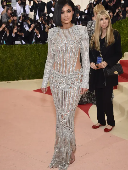 “Kylie sesungguhnya sangat takut dengan melahirkan. Proses menyakitkan dan melahirkan seorang bayi sejujurnya membuatnya takut dengan kematian,” ucap sumber. (AFP/Bintang.com)