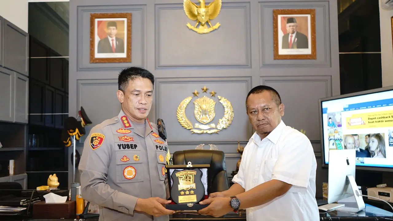 Kapolrestabes Surabaya Kombes  Akhmad Yusep Gunawan  mendapatkan penghargaan dari PWI Jawa Timur 2022. (Dian Kurniawan/Liputan6.com)