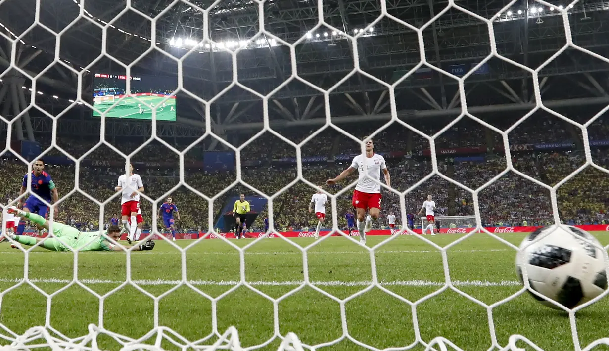 Striker Kolombia, Radamel Falcao, berhasil membobol gawang Polandia pada laga grup H Piala Dunia di Kazan Arena, Kazan, Minggu (24/6/2018). Kolombia menang 3-0 atas Polandia. (AP/Frank Augstein)