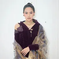 Maudy Ayunda tampil cantik dan stunning dalam balutan kebaya dan mekeup serba ungu di FFI 2022. @maudyayunda.