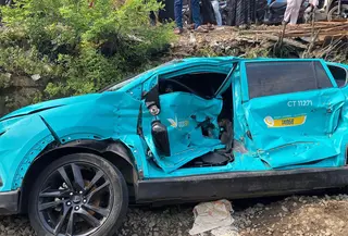 Taksi Green SM ikut tertabrak KRL di Bekasi Timur. (Liputan6.com/Rifqy)