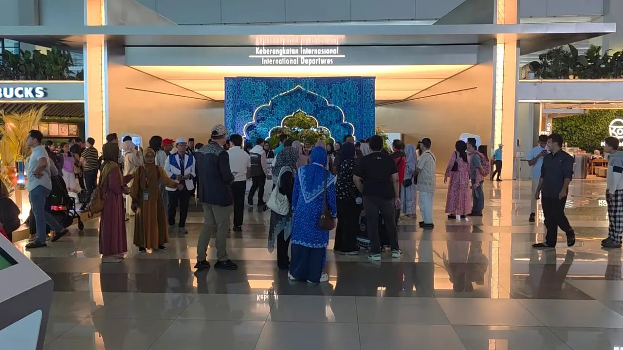 Suasana di keberangkatan internasional Bandara Soekarno-Hatta, di mana kini menjadi pusat keluar masuknya para jemaah haji.