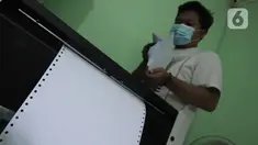 Petugas menyelesaikan pembuatan Alquran braille di Yayasan Raudlatul Makfufin (Taman Tunanetra) Buaran, Kota Tangerang Selatan, Jumat (23/4/2021). Dalam kesehariannya, yayasan tersebut dapat memproduksi 5 Alquran braille dengan penyebaran hingga ke luar negeri. (Liputan6.com/Angga Yuniar)
