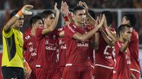 Bek Persija Jakarta, Jaimerson Xavier, bersama rekan-rekannya merayakan kemenangan atas Arema FC pada laga Liga 1 di SUGBK, Jakarta, Sabtu (31/3/2018). Persija menang 3-1 atas Arema FC. (Bola.com/Vitalis Yogi Trisna)