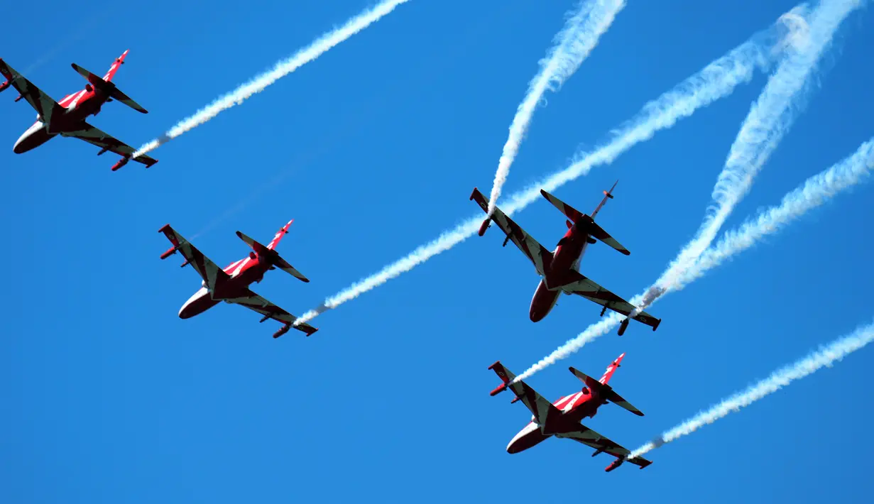Tim aerobatik Angkatan Udara India, Suryakiran, melakukan manuver pada hari kedua Aero India 2023 di pangkalan udara Yelahanka, Bengaluru, India, 14 Februari 2023. Aero India adalah acara dua tahunan dengan demonstrasi terbang oleh tim stunt dan militer serta komersial paviliun tempat perusahaan penerbangan memamerkan produk dan teknologinya. (AP Photo/Aijaz Rahi)
