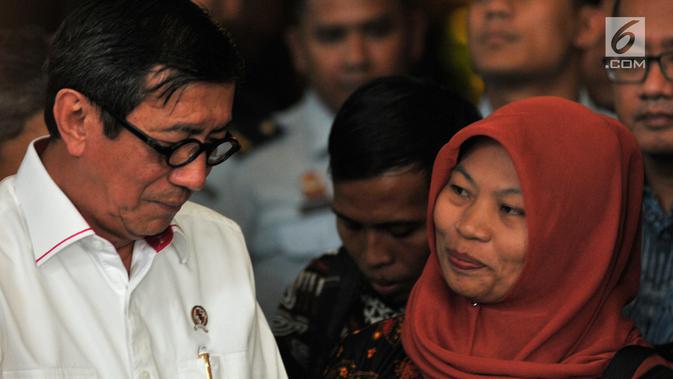Terpidana kasus pelanggaran ITE Baiq Nuril (kanan) tersenyum ke arah Menkumham Yasonna Laoly usai menggelar pertemuan di Kantor Menkumham, Jakarta, Senin (8/7/2019). Baiq Nuril berharap Presiden Joko Widodo mengabulkan permohonan amnesti yang akan dia ajukan. (merdeka.com/Iqbal Nugroho)