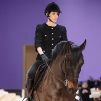 Kemunculan kuda yang ditunggangi Putri Monako di fashion show Chanel Haute Couture Spring Summer 2022 jadi kontroversi. (dok/Chanel).