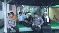 Kapolres Kampar AKBP Ronald Sumaja duduk santai bersama pemuka adat, tokoh agama dan tokoh masyarakat membicarakan Pemilu 2024 agar berjalan lancar. (Liputan6.com/M Syukur)