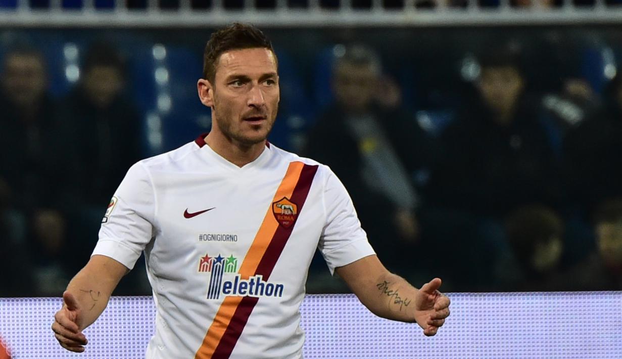 Karena alasan tersebutlah Totti menjadi ikon untuk AS Roma dan kota Roma itu sendiri. Sebab nyaris tiga dekade Totti membela AS Roma sejak tahun 1992 hingga pensiun pada tahun 2017.  (AFP/Giuseppe Cacace)