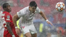 Pada laga tersebut terjadi hujan penalti, total empat tendangan penalti diberikan di babak pertama yang tiga di antaranya untuk tim tamu. (Foto: AP/Angel Fernandez)