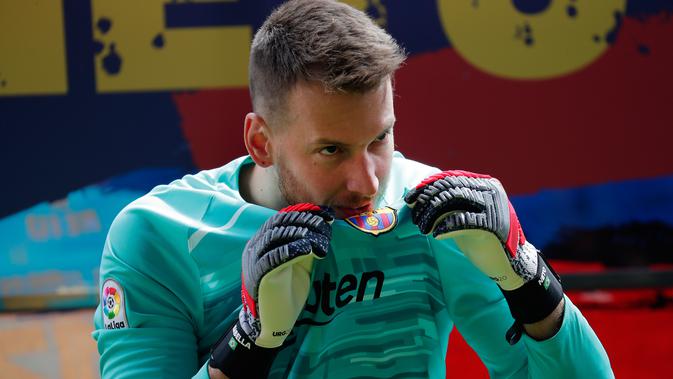 Penjaga gawang Norberto Murara Neto mencium jerseynya dalam presentasi resminya setelah menandatangani kontrak dengan FC Barcelona di Barcelona, Spanyol, Selasa (9/7/2019). Norberto Murara Neto menjadi rekrutan pertama Barcelona di jendela transfer musim panas 2019. (AP Photo/Emilio Morenatti)