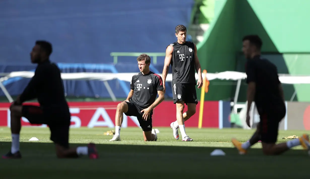 Pemain Bayern Munchen Thomas Mueller (tengah kiri) dan Robert Lewandowski berlatih saat sesi latihan di Stadion Jose Alvalade, Lisbon, Selasa (18/8/2020). Bayern Munchen akan menghadapi Lyon pada pertandingan semifinal Liga Champions. (Miguel A. Lopes/Pool via AP)