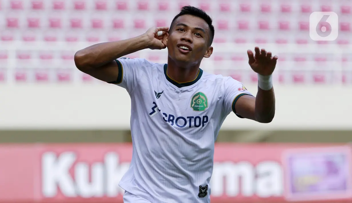 Pemain Persikabo 1973 Dani melakukan selebrasi usai mencetak gol ke gawang Arema FC pada laga Piala Menpora di Stadion Manahan, Solo, Minggu (21/3/2021). Kedua tim bermain imbang 1-1. (Bola.com/M Iqbal Ichsan)