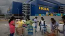 Sejumlah pembeli berdiri di luar IKEA saat membuka toko pertamanya di Hyderabad, India, Kamis (9/8). Lebih dari 200 pembeli membentuk antrean dan menunjukkan antusiasme mereka dengan dibukanya furnitur asal Swedia untuk pertama kali. (AP/Mahesh Kumar A.)