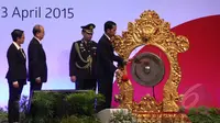 Presiden Indonesia, Joko Widodo resmi membuka puncak Peringatan 60 Tahun KAA ditandai dengan pemukulan gong di JCC, Jakarta, (22/4/2015). Jokowi mengatakan masa depan dunia ada di tangan bangsa Asia-Afrika. (Liputan6.com/Herman Zakharia)
