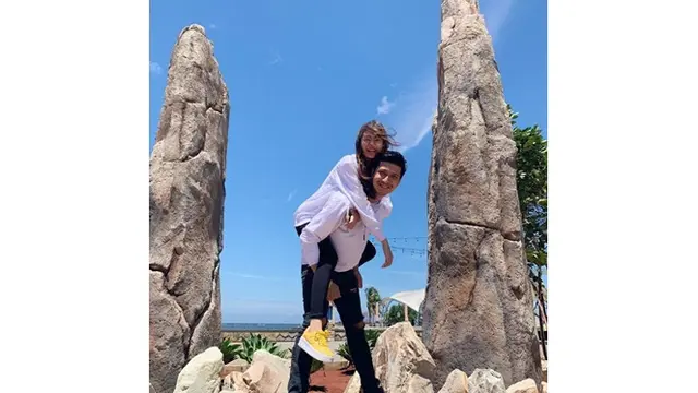 Romantis, Ini 6 Momen Kompak Zoe Abbas Jackson dan Aditya Zoni Pakai Baju Couple