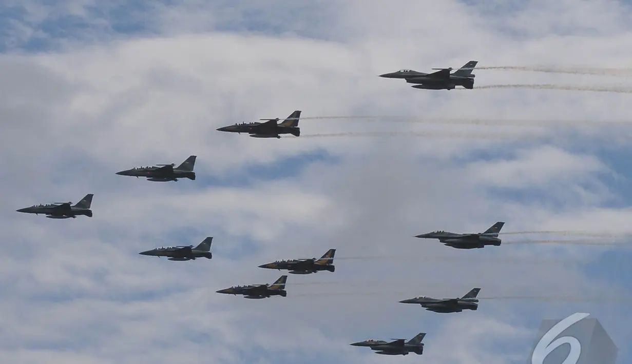 Pesawat tempur jenis F-16 beraksi saat sertijab KSAU di Halim Perdanakusuma, Jakarta, Kamis (15/1/2015). (Liputan6.com/Herman Zakharia)