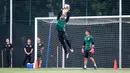 <p>Kiper Timnas Jepang, Zion Suzuki menangkap bola saat melakukan sesi latihan menjelang laga lanjutan putaran ketiga Kualifikasi Piala Dunia 2026 melawan Timnas Indonesia yang berlangsung di Lapangan A, Kompleks Stadion Utama Gelora Bung Karno (SUGBK), Senayan, Jakarta, Rabu (13/11/2024). (Bola.com/Bagaskara Lazuardi)</p>