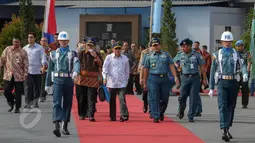 Wapres Jusuf Kalla (tengah) berjalan bersiap melakukan pengarahan dalam pelepasan Ekspedisi Nusantara Jaya 2015 di Dermaga Komando Lintas Laut Militer, Jakarta, Senin (1/6/2015). (Liputan6.com/Faizal Fanani)