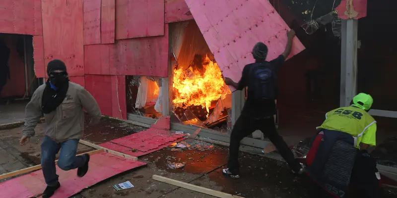 20170524-Demonstran di Brasil Bakar Gedung Kementerian-AP